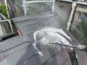 さいたま市北区にて塗装工事前の屋根のバイオ洗浄