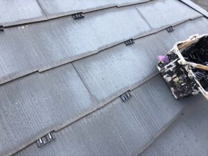 上尾市にてスレート屋根の縁切り作業、タスペーサーの設置