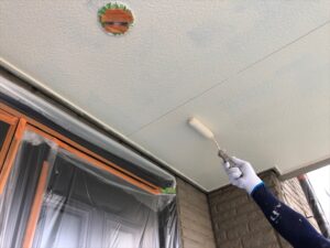 上尾市にて玄関ポーチ部天井の塗装