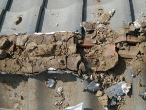 蓮田市にて瓦屋根の棟取り直し工事、既存の棟の撤去