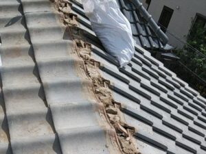 蓮田市にて瓦屋根の棟取り直し工事、既存の棟を取り除いたところ