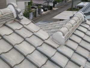 蓮田市にて瓦屋根の棟取り直し工事、鬼瓦を漆喰で固定