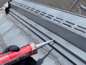 上尾市にて屋根棟板金押さえ釘のコーキング処理
