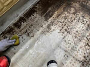 上尾市にてベランダ床面の洗浄