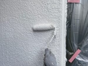 蓮田市にてモルタル外壁の上塗り作業中の写真