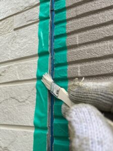 北本市にてクリヤー塗装後のコーキング工事、プライマー塗布