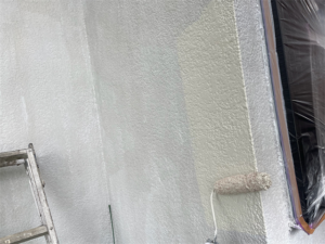 白岡市にて外壁の中塗り塗装