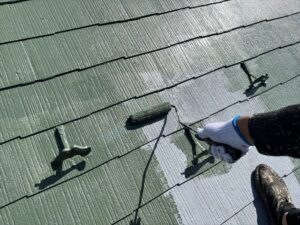 伊奈町にて屋根塗装の中塗り作業中の写真
