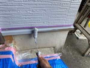 上尾市にて外壁塗装工事、水切り板金の錆止め下塗り