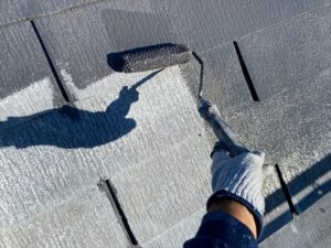 上尾市にて屋根塗装の中塗り作業中の写真