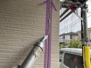 上尾市にて外壁塗装工事、目地コーキングの打ち込み
