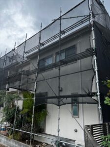 桶川市にて屋根外壁塗装工事の足場架設、養生ネットの取り付け