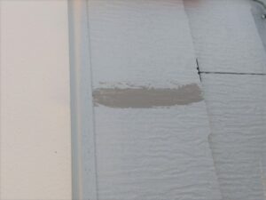桶川市にてスレート屋根材のひび割れ補修