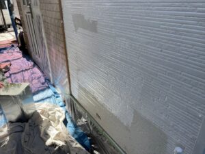 春日部市にて外壁の下塗り