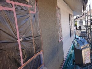 久喜市の二世帯住宅にて外壁の下塗り