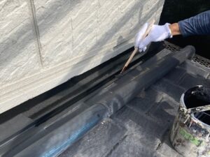 久喜市にて屋根雨押さえ板金細部の刷毛による塗装