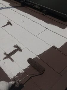桶川市にて屋根塗装の中塗り作業中の写真