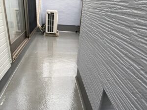 上尾市にて外壁塗装工事、ベランダ床防水トップコート完了
