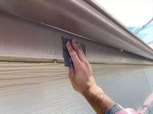 上尾市にて外壁塗装工事、破風板と鼻隠しのケレン作業