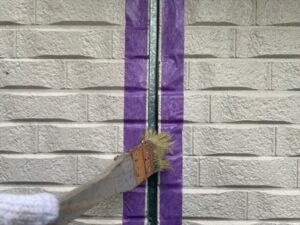 桶川市にて外壁目地にコーキング用のプライマー塗布