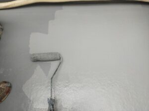伊奈町にてベランダ床の防水トップコート塗布