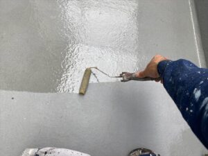 上尾市にて外壁塗装工事、べランダ床面のプライマー塗布
