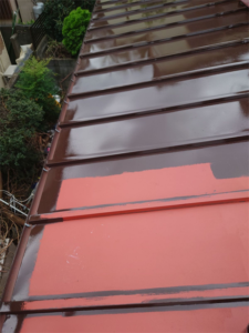 上尾市にて下屋根の中塗り塗装