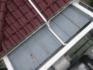 春日部市にてトタン下屋根の塗膜劣化