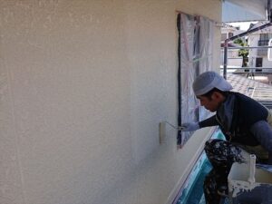 久喜市の二世帯住宅にて外壁の上塗り