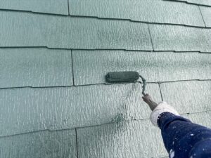 白岡市にて屋根塗装の上塗り作業中の写真