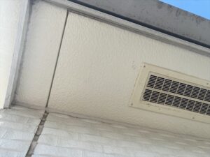 桶川市にて外壁診断、軒天塗膜の劣化