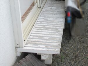 伊奈町にて屋根外壁診断、木製濡れ縁の塗膜の劣化