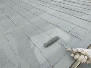 伊奈町にて屋根塗装の下塗り作業中の写真
