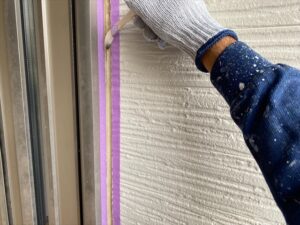 上尾市にて外壁塗装工事、サッシまわりのコーキング用プライマー塗布
