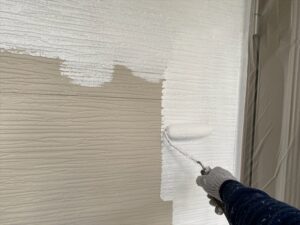 上尾市にて外壁塗装工事、外壁の下塗り作業中の写真