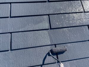 上尾市にて屋根塗装の上塗り作業中の写真