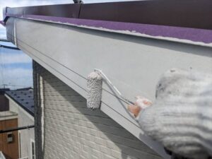 桶川市にて破風板塗装作業中の写真