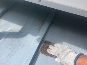 春日部市にてトタン下屋根のケレン作業