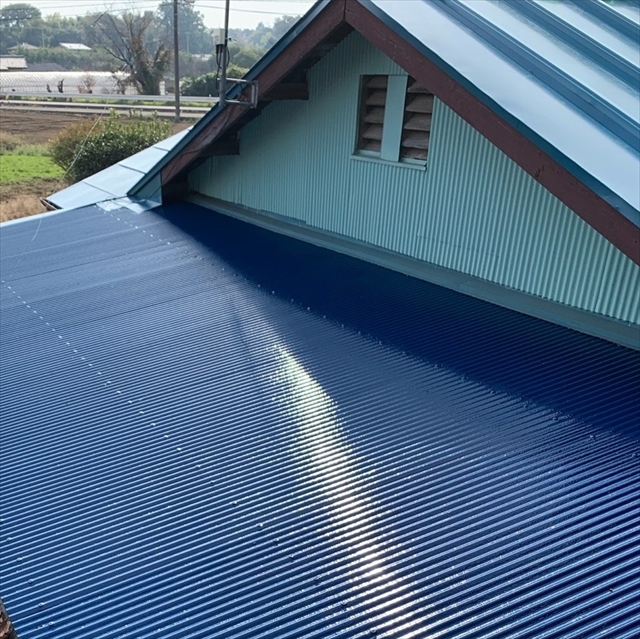 深谷市にてトタン屋根の波板塗装完工写真