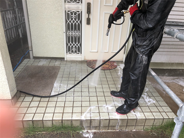 久喜市にて玄関のバイオ高圧洗浄