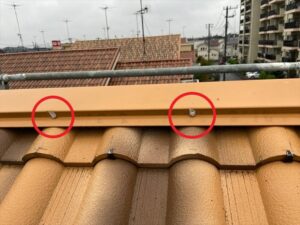 蓮田市にて屋根棟板金の押さえ釘のシーリング処理