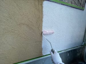 蓮田市にてモルタル外壁の下塗り作業中の写真