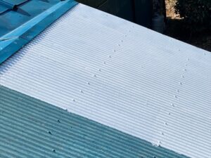 深谷市にて屋根トタン波板の下塗り