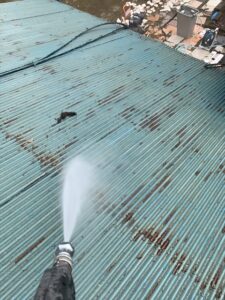 深谷市にて屋根トタン波板のバイオ洗浄