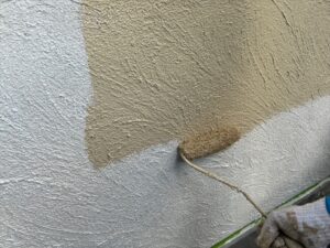 蓮田市にてモルタル外壁の中塗り作業中の写真