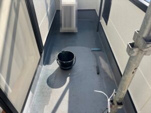 上尾市にてベランダ床面のウレタン防水工事、プライマー塗布