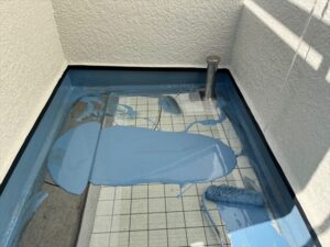 春日部市にてベランダ床のウレタン防水工事、ウレタン防水1層目の塗布
