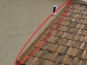 蓮田市にて屋根診断、屋根雨押さえ板金の塗膜劣化