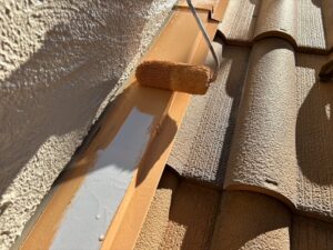 蓮田市にて屋根板金部の塗装作業中の写真