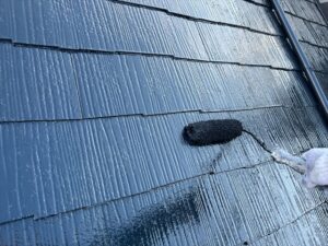 春日部市にてスレート屋根の上塗り作業中の写真